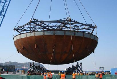 世界首套三代核电钢制安全壳底封头成功吊装就位